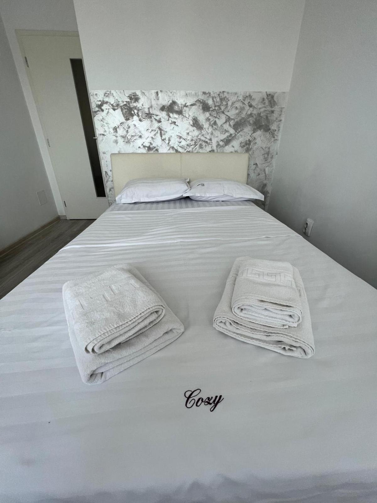 Cozy 3 Bedroom Apartments In Centre Of Iasi Palas Mall Exterior photo